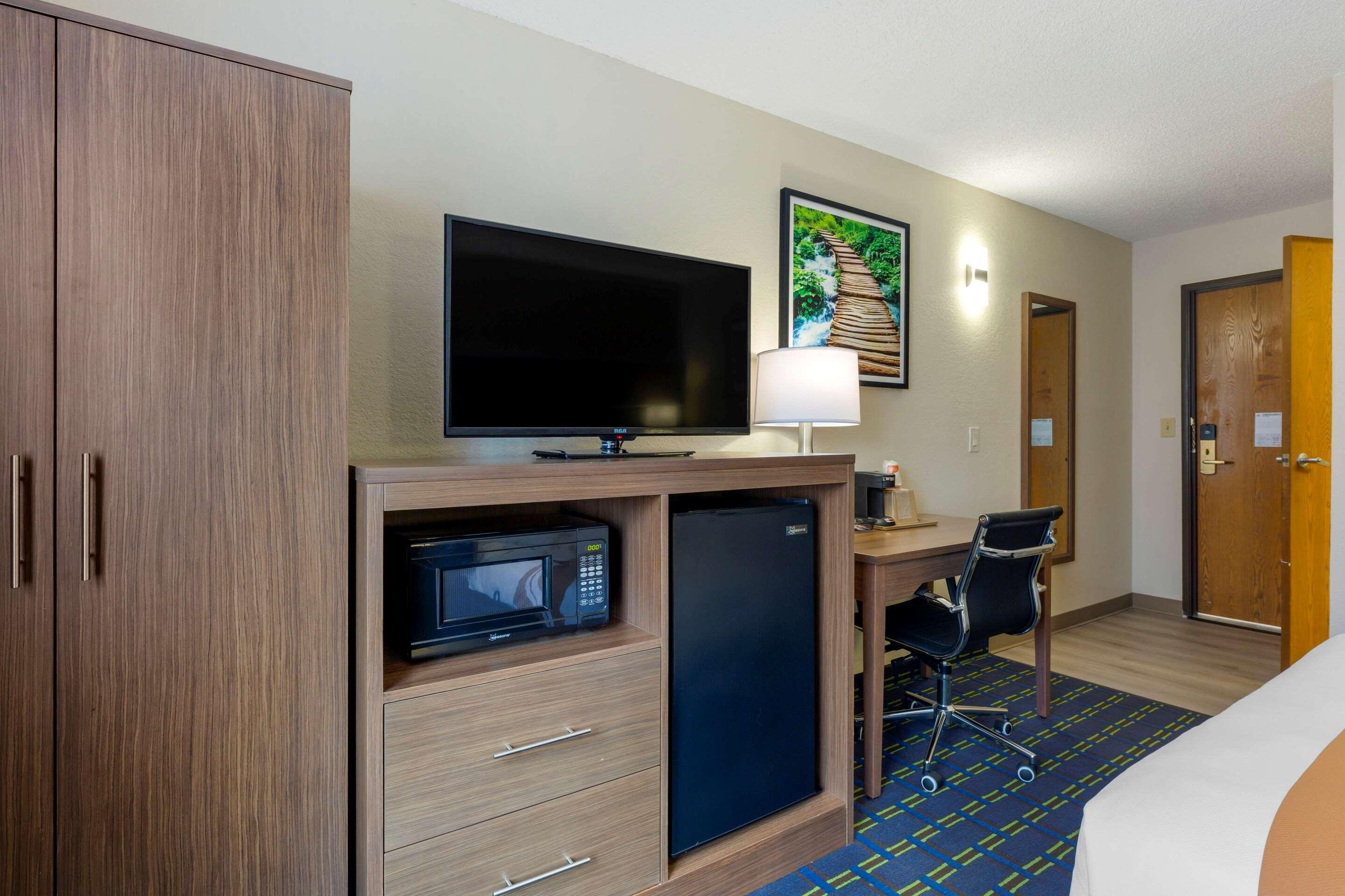 Quality Inn Лий Екстериор снимка