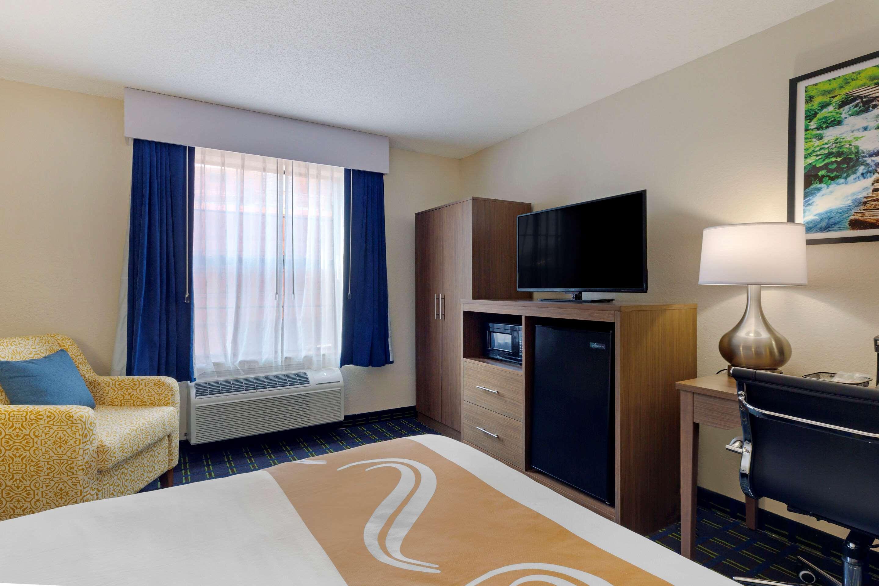Quality Inn Лий Екстериор снимка