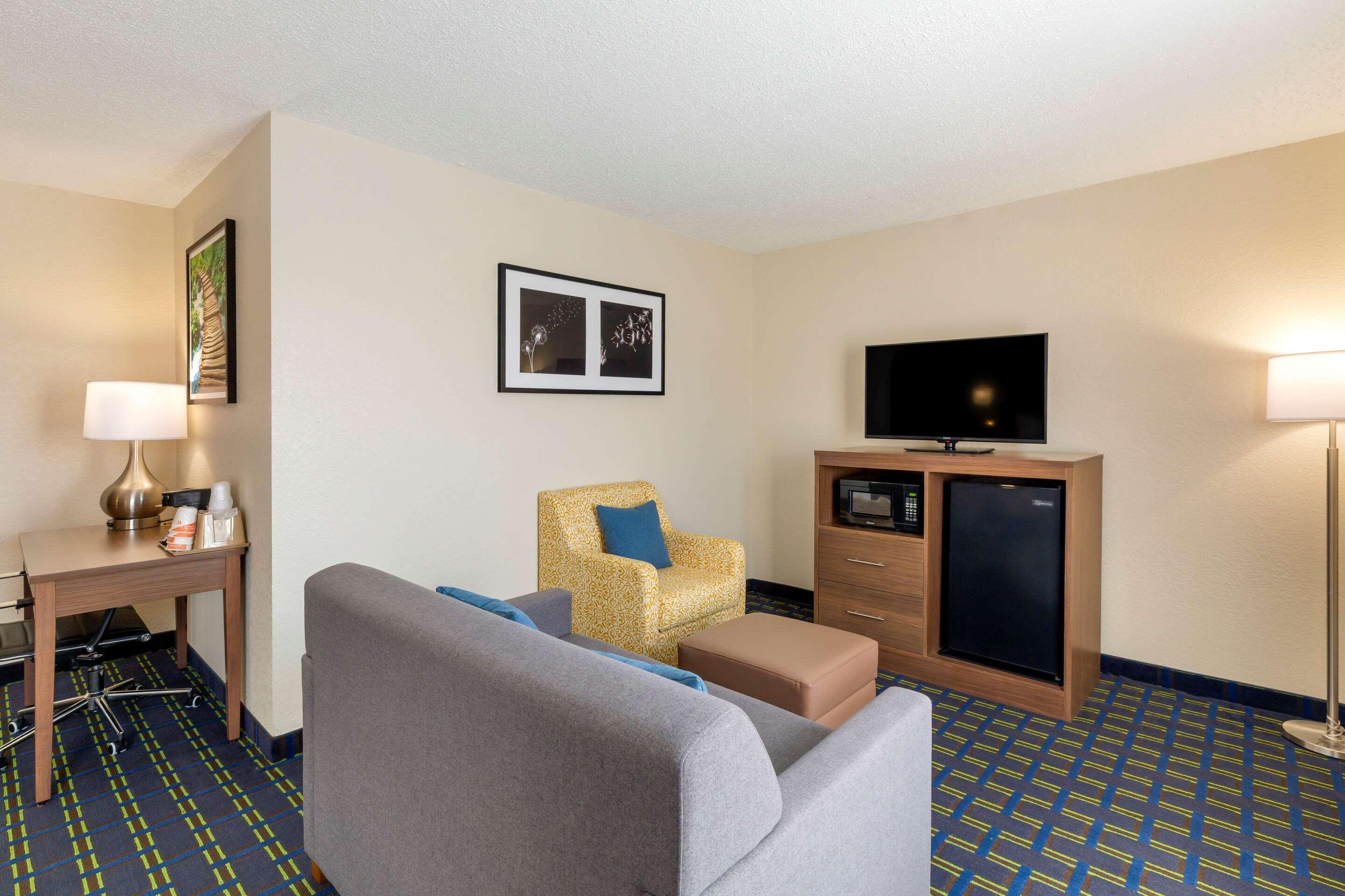Quality Inn Лий Екстериор снимка