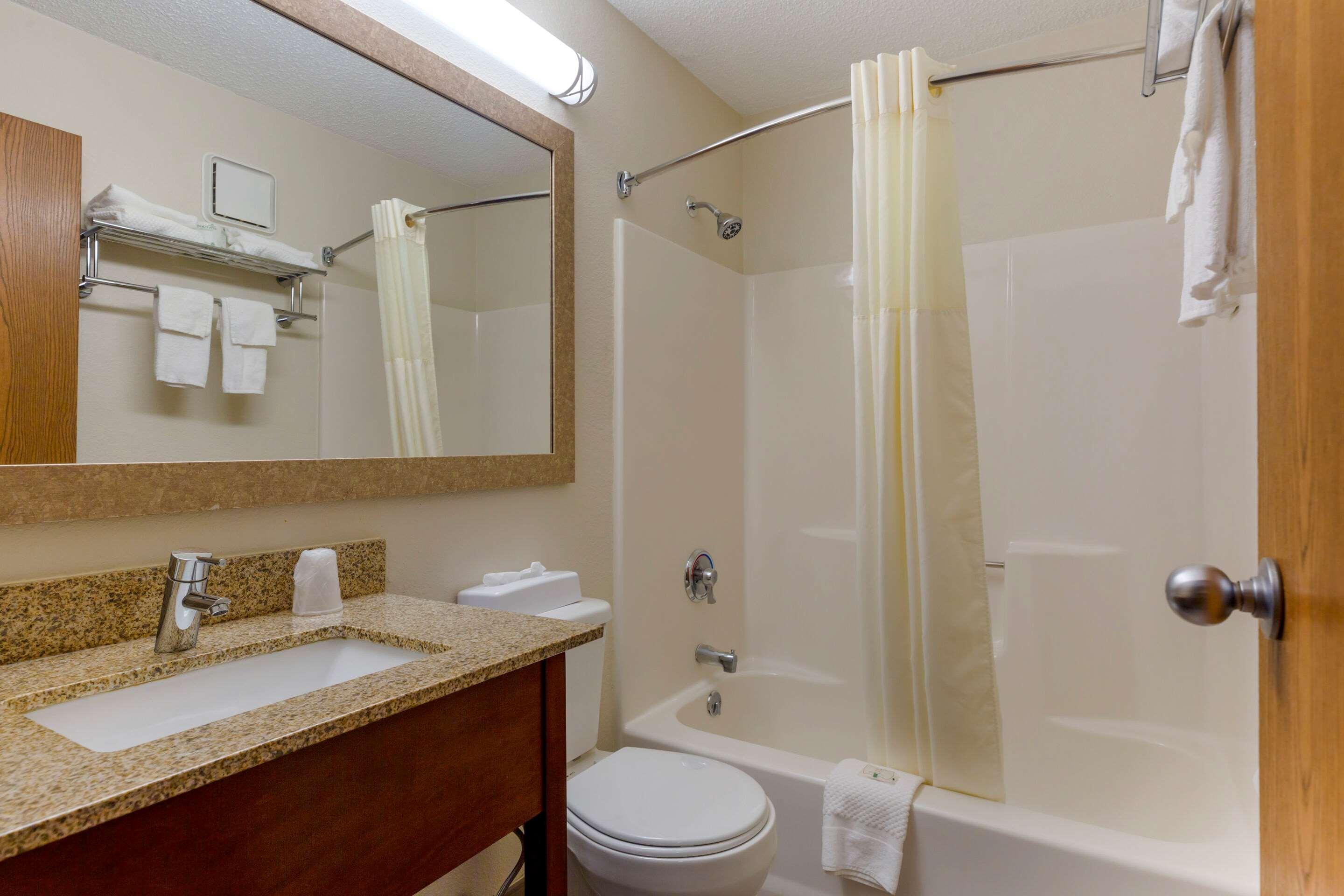 Quality Inn Лий Екстериор снимка