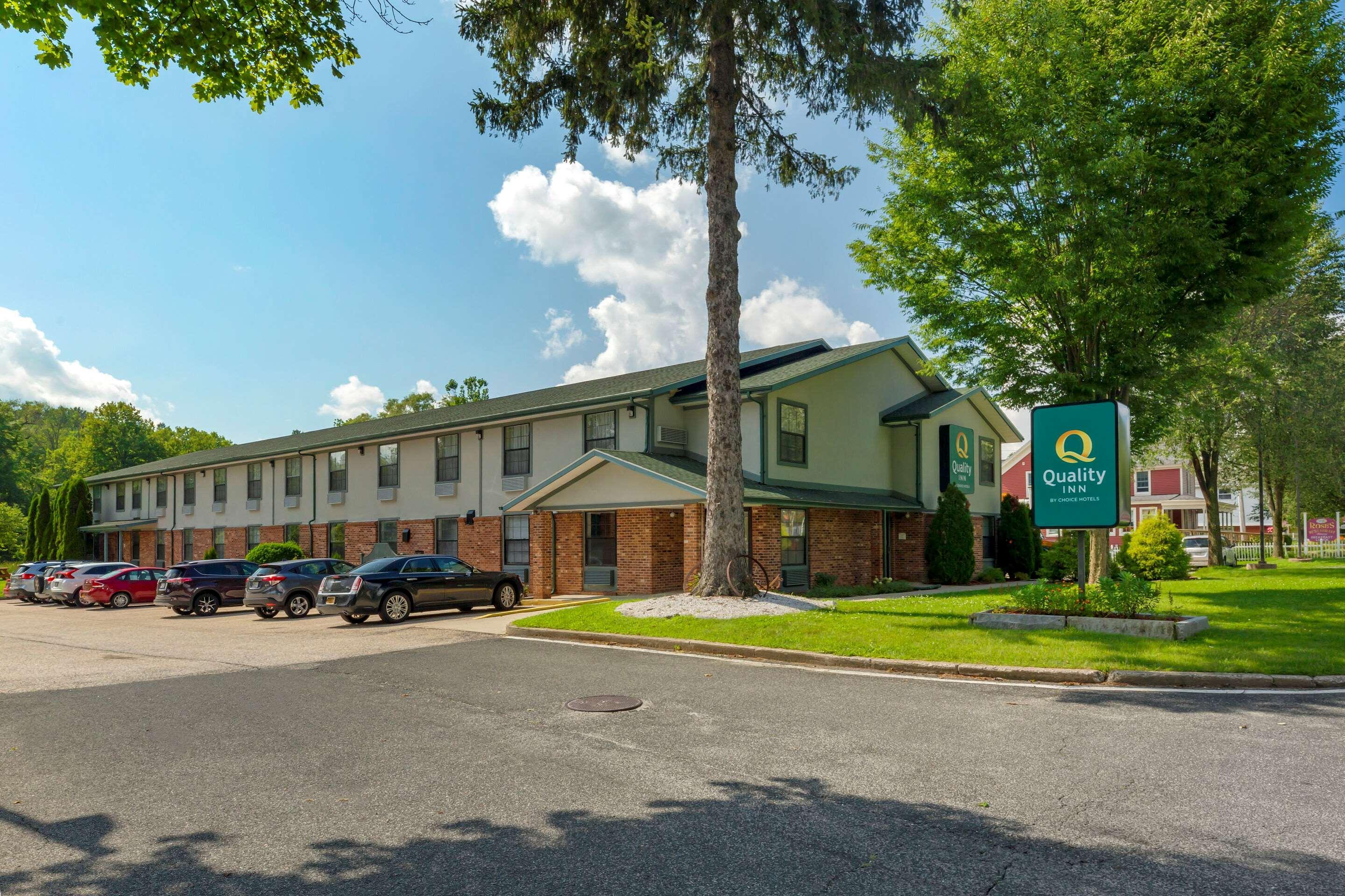 Quality Inn Лий Екстериор снимка